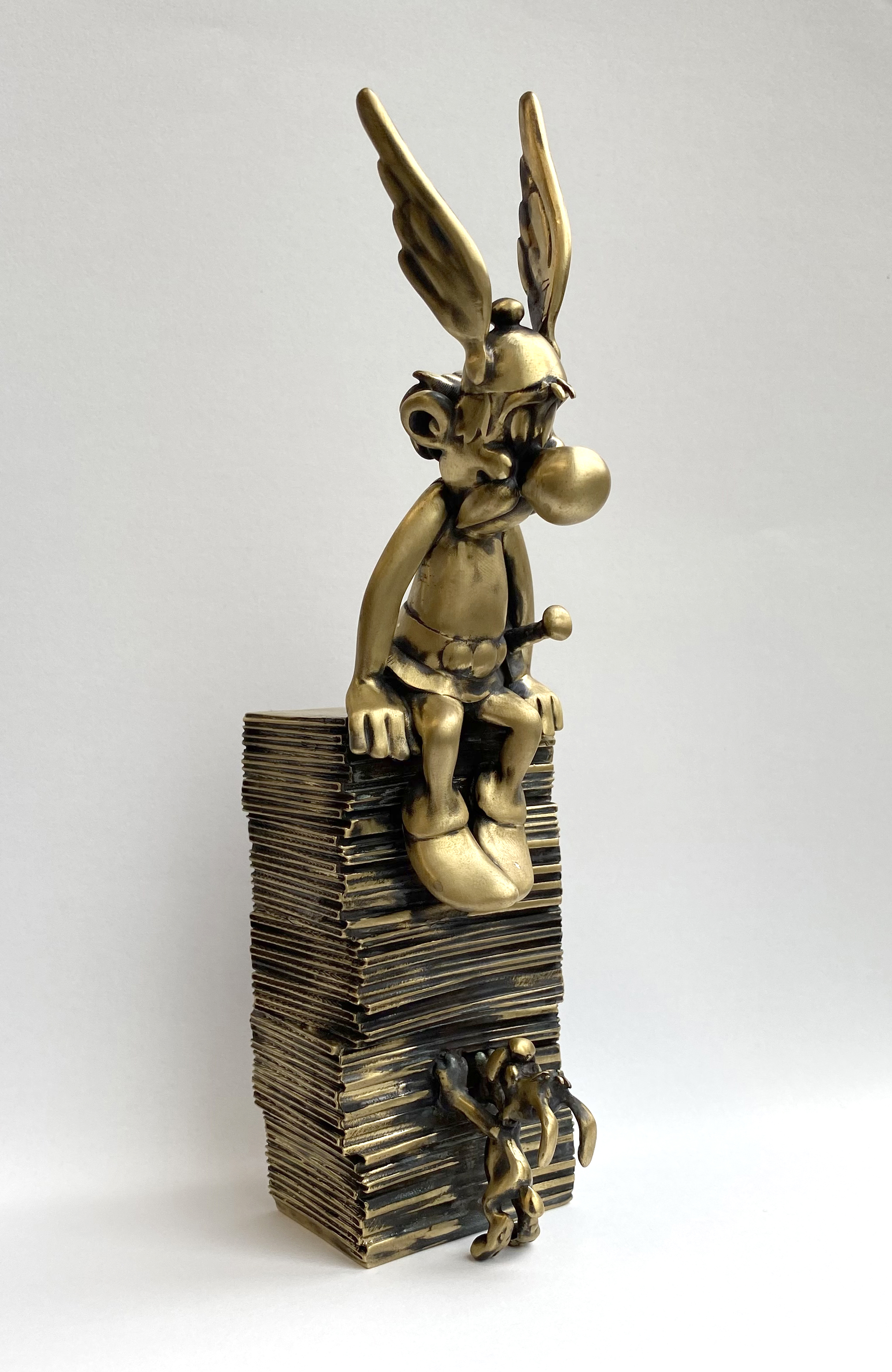 Asterix op stapel boeken in brons