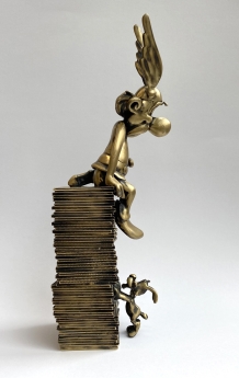 Asterix op stapel boeken in brons