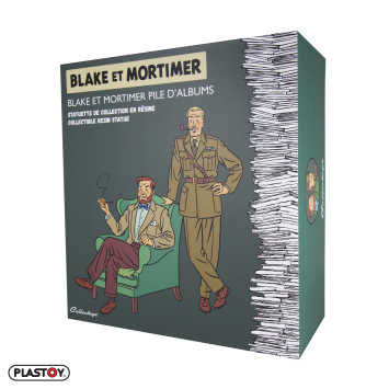 Blake en Mortimer met stapel boeken
