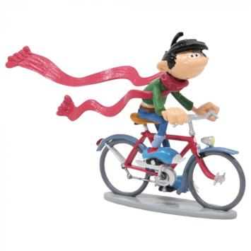 Guust Flater op zijn fiets met een lange sjaal