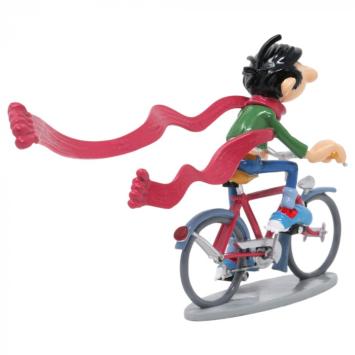 Guust Flater op zijn fiets met een lange sjaal