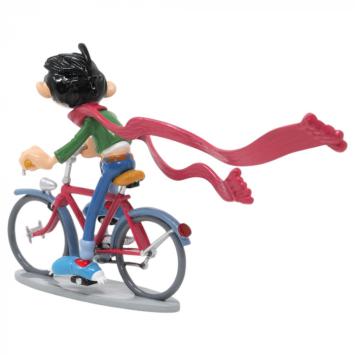 Guust Flater op zijn fiets met een lange sjaal