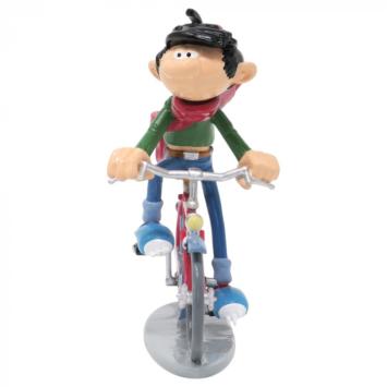 Guust Flater op zijn fiets met een lange sjaal